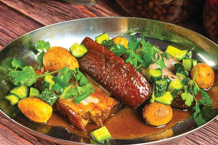 Запеченная свиная грудинка с битыми огурцами и картофелем