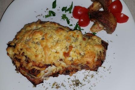 Свиная корейка с сыром и грибами