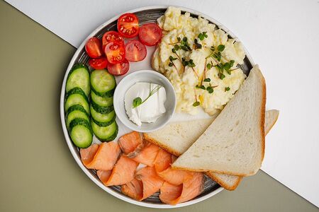 Скрэмбл с лососем и свежим салатом