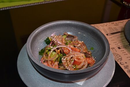 Острый салат с говядиной