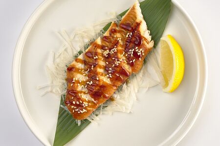 Сашими Угорь копченый с соусом Унаги