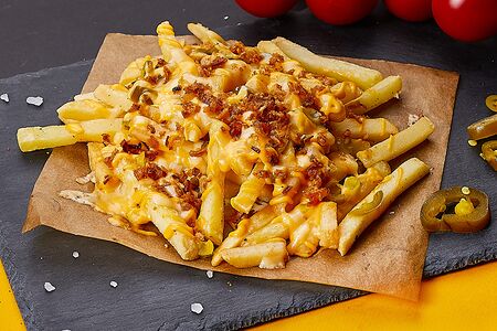 Картофель фри с сыром и халапеньо