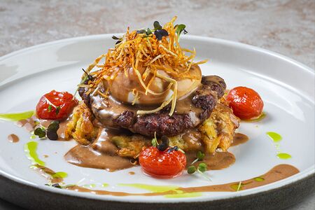 Бифштекс из косули с соусом Блек Пеппер и драником из картофеля и кабачка