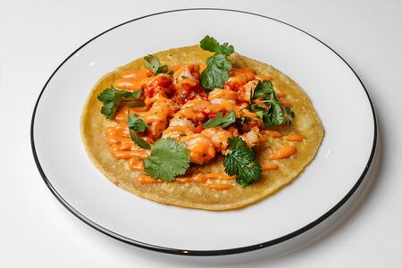 Креветки с сальсой из печёного перца на картофельной лепёшке