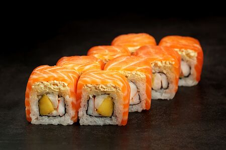 Снежный краб под лососем