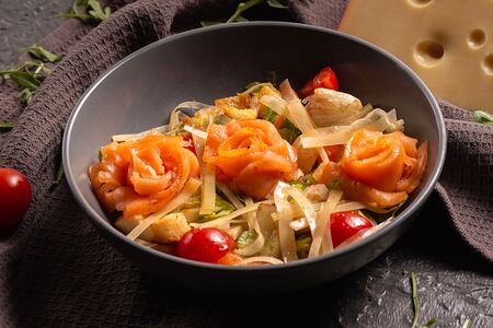 Салат Цезарь с семгой