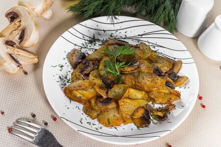 Жареная картошка с грибами и луком