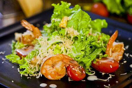 Салат Цезарь с креветкой темпура