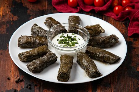 Долма со сметаной и чесноком