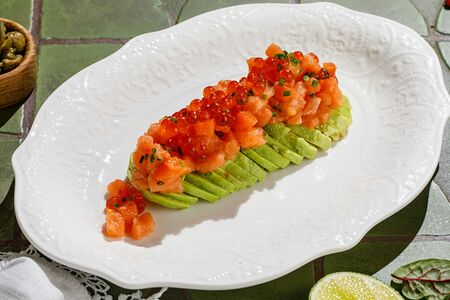 Тартар из лосося с авокадо