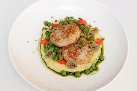 Котлеты из кролика с пюре и зеленым горошком