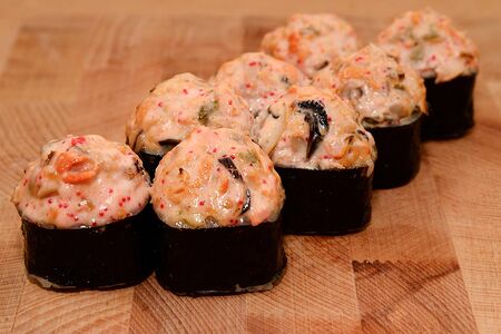 Запечённый ролл с мидиями