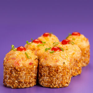 Запеченный ролл с креветкой и соусом спайси