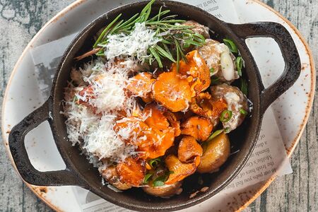 Жареные лисички с молодым картофелем в грибном соусе