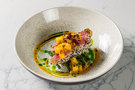 Стейк тунца с фасолью и севиче из манго