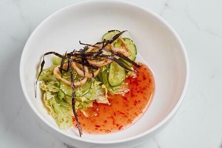 Салат с кальмаром и соусом манго-чили