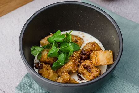 Хрустящие баклажаны с сыром страчателла, орехом пекан и азиатским соусом