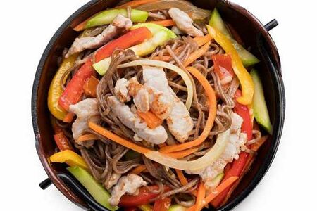 Соба со свининой в соусе кинг