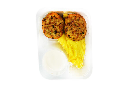 Биточки из индейки и рикотты с картофельным пюре и сливочно-горчичным соусом