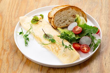 Омлет с зелёным салатом