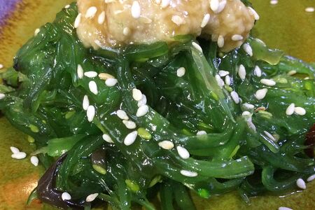 Салат из маринованных водорослей с ореховым соусом