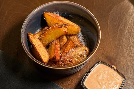 Картофельные дольки с соусом