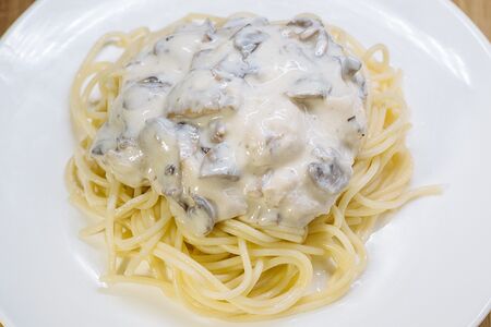 Паста с курицей и грибами в сливках