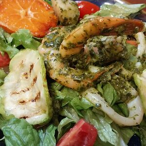 Салат с креветками, гребешком, кальмарами в соусе чимичури