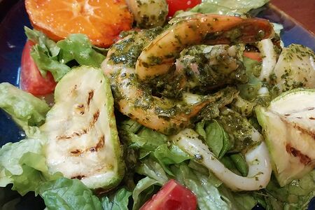 Салат с креветками, гребешком, кальмарами в соусе чимичури