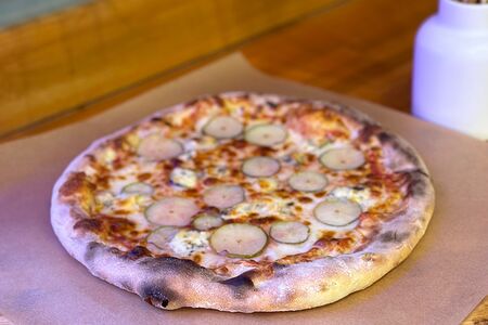 Пицца с грушей и сыром Дор Блю