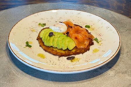 Драник с лососем, авокадо и яйцом пашот