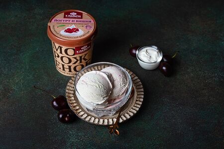 Мороженое сливочное Йогурт и вишня