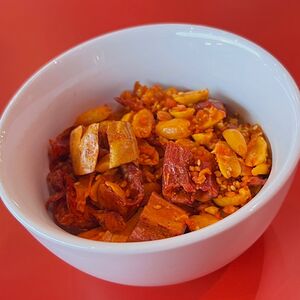 Жареный арахис с чипсами из перца