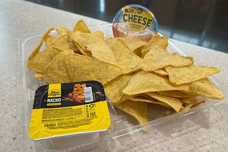 Double начос с соусами сырный и блю чиз