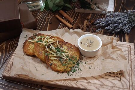 Румяные драники с соусом из лесных грибов