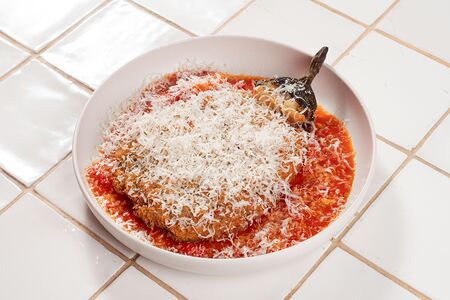 Баклажан с томатами и пармезаном