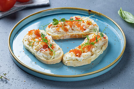 Брускетта с камчатским крабом