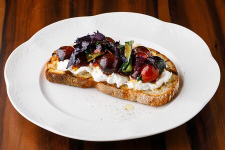 Брускетта с бурыми томатами черри и сыром страчателла