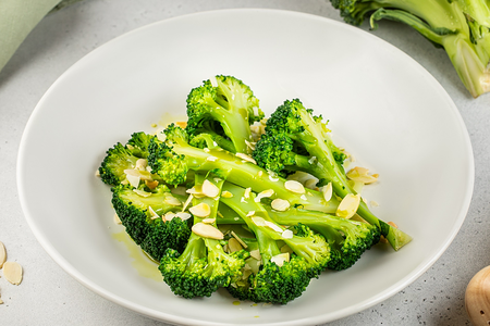 Брокколи бланшированная зеленым маслом и миндалем