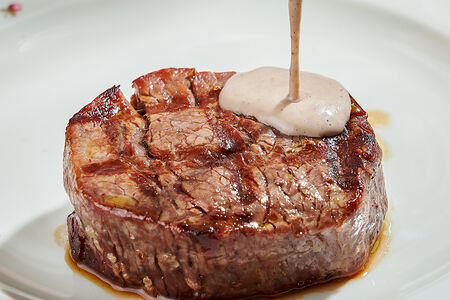 Филе-миньон с перечным соусом