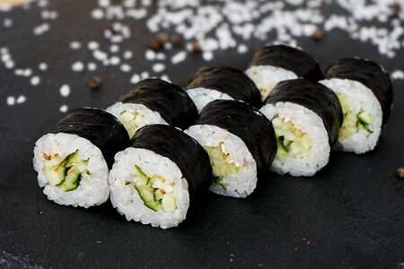 Маки-ролл с огурцом