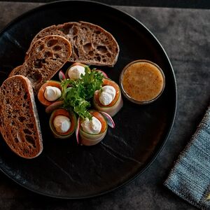 Рулетики с лососем