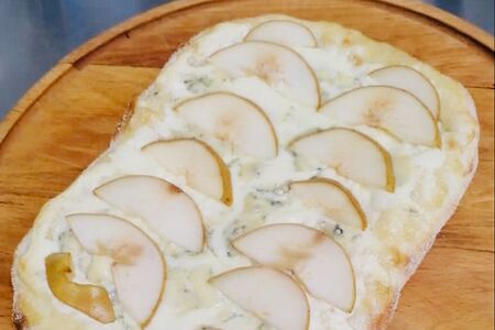 Римская пицца с грушей и голубым сыром