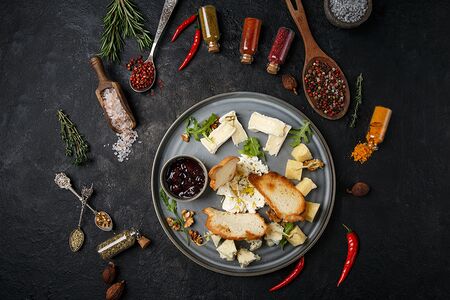 Сыры с ягодным конфитюром