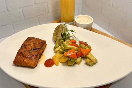 Лосось в черных специях