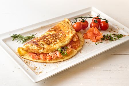 Омлет со слабосоленой семгой