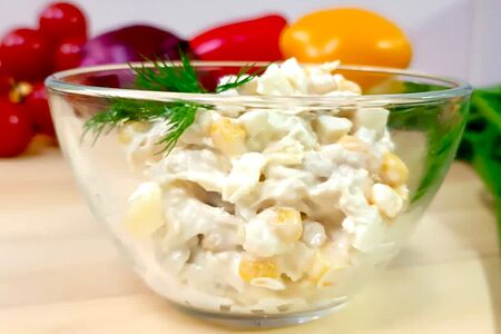Салат с курицей и ананасами