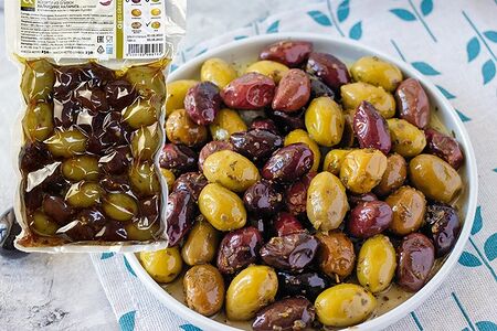 Ассорти из греческих оливок с перцем буково