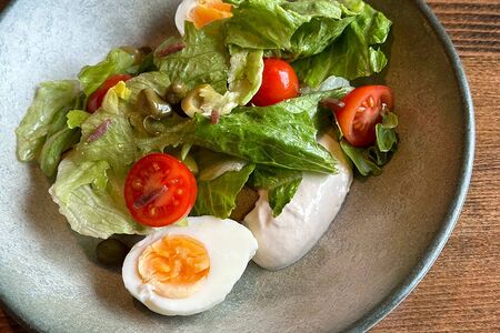 Салат с томатами, картофелем бейби и соусом из тунца