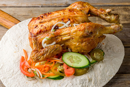 Курица гриль с салатом